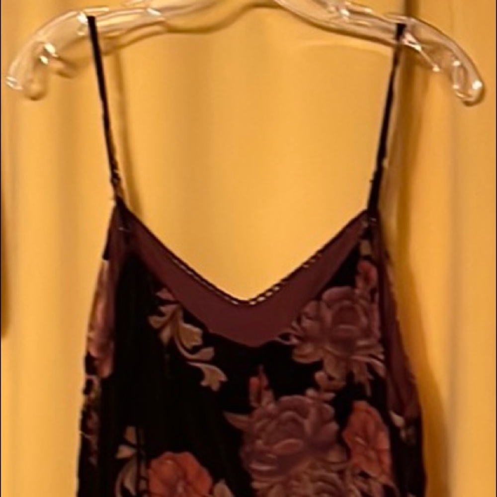 Full length dress. Spaghetti straps that adjust. Worn once
